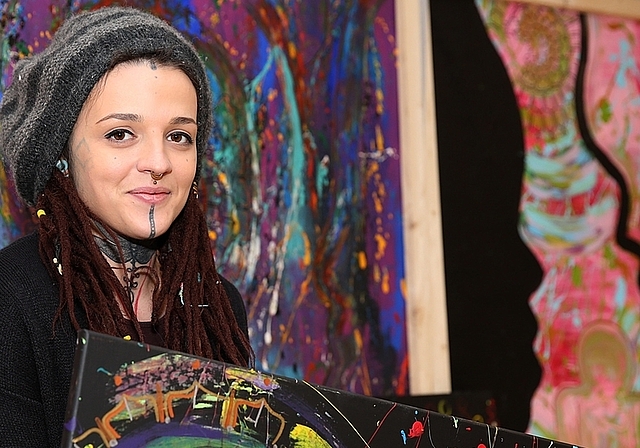 Für Elian Tanner ist das Malen heute ein wichtiger Bestandteil ihres Lebens. Ihre Bilder malt sie mit Acryl-Farben, für die Mandalas benutzt sie Edding-Stifte. <em>(Bild Mohammed Shahin)</em>