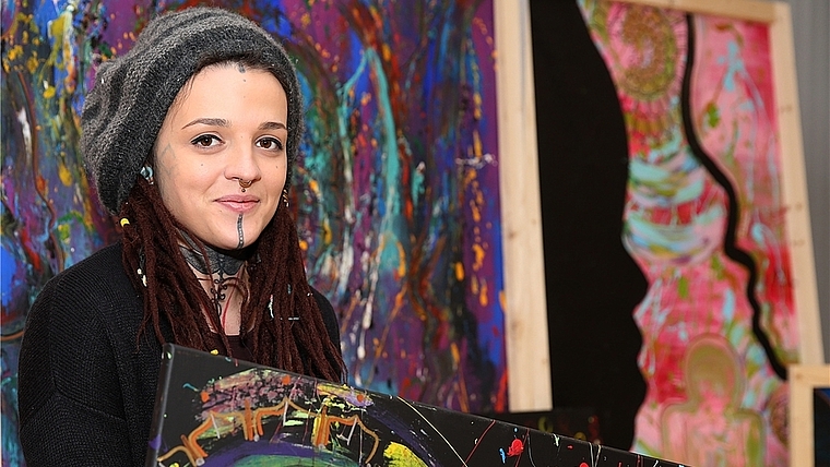Für Elian Tanner ist das Malen heute ein wichtiger Bestandteil ihres Lebens. Ihre Bilder malt sie mit Acryl-Farben, für die Mandalas benutzt sie Edding-Stifte. <em>(Bild Mohammed Shahin)</em>