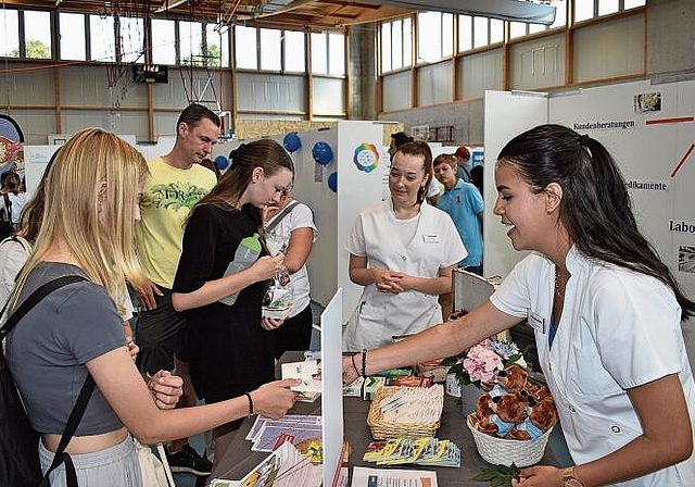 Sara Lähde (rechts) gibt kompetent Auskunft zur Lehre in der Apotheke. (Bild Marianne Voss)