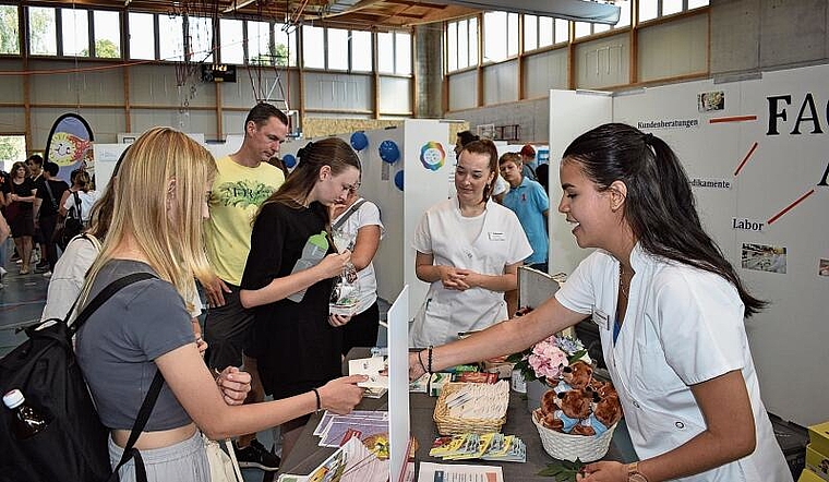 Sara Lähde (rechts) gibt kompetent Auskunft zur Lehre in der Apotheke. (Bild Marianne Voss)