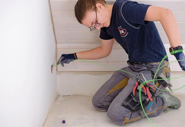Die Elektroinstallateurin Debi Schneebeli beim Drähte-Einziehen auf der Baustelle. (Bild zvg)
