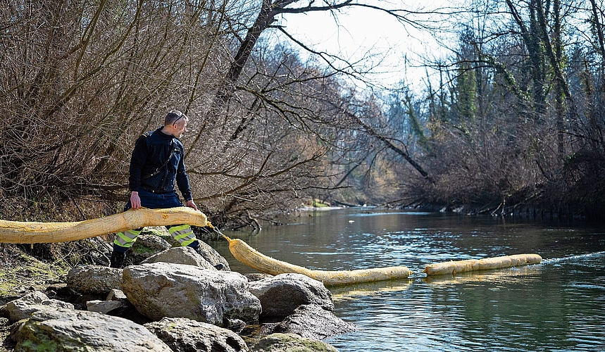 Die Feuerwehr Obfelden errichtete am Lorzenspitz eine Ölsperre.