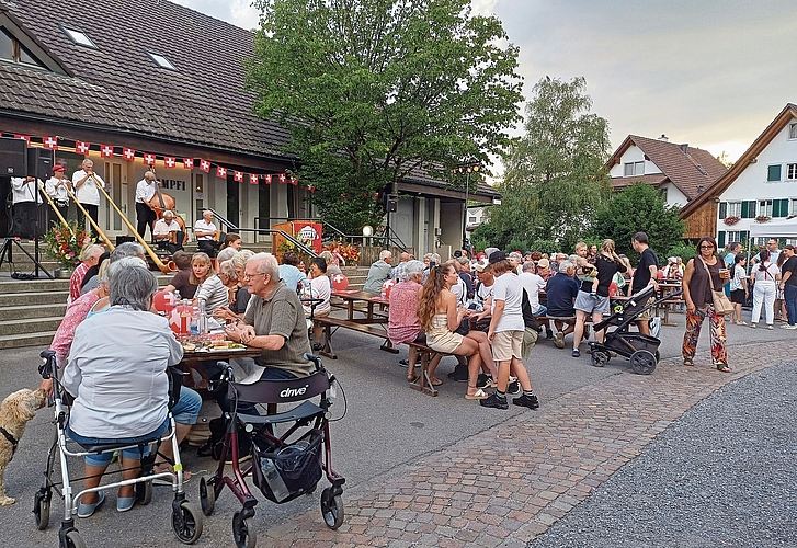 An den acht Tischen verbrachten rund 150 Personen eine gemütliche, traditionelle Nationalfeier. (Bilder Regula Zellweger) An den acht Tischen verbrachten rund 150 Personen eine gemütliche, traditionelle Nationalfeier. (Bilder Regula Zellweger)