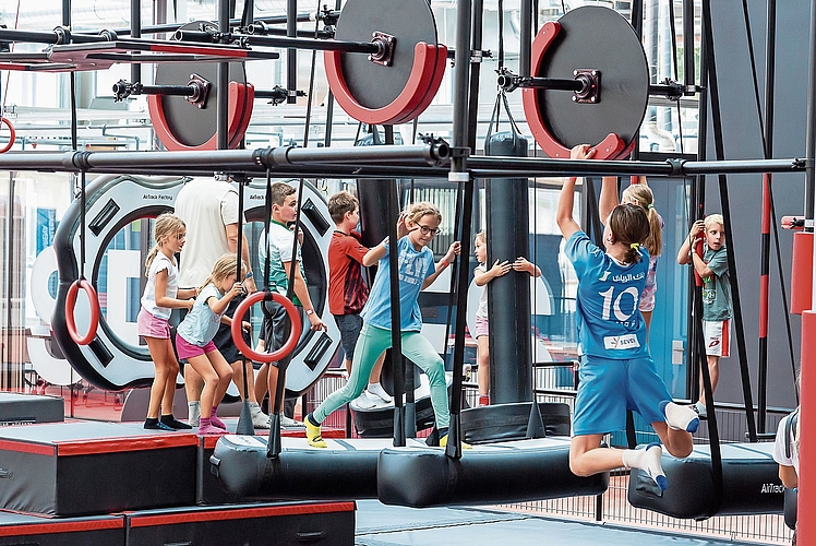 So beliebt, dass es am Eröffnungwochende sogar kurze Staus gab: die Ninja- und Parkour-Zone, in der neben Fitness auch Geschicklichkeit und Mut gefragt sind.