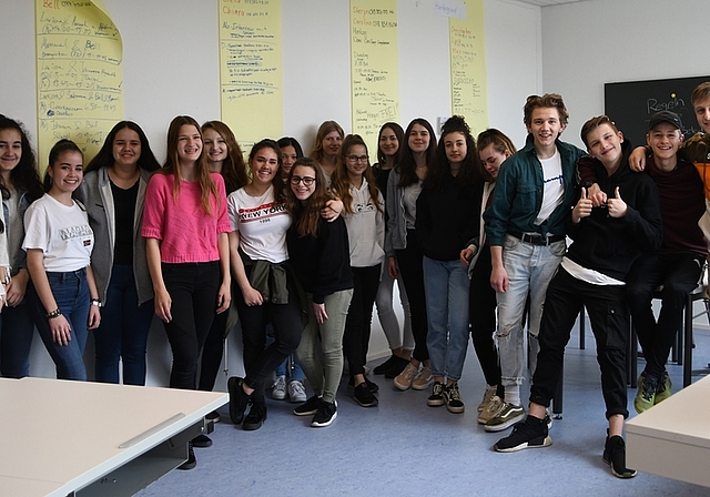 Die jungen Journalisten des «Ennetzeigers» in ihrem Klassenzimmer, das für die Projektwoche in eine Redaktion verwandelt wurde. <em>(Bilder Livia Häberling)</em>