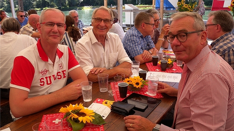 Ständerat Ruedi Noser (rechts) geniesst das gemütliche Zusammensein in Ottenbach, hier mit Kantonsrat Ronald Alder (links) und alt Nationalrat Rolf Hegetschweiler. <em>(Bild Marianne Voss)</em>