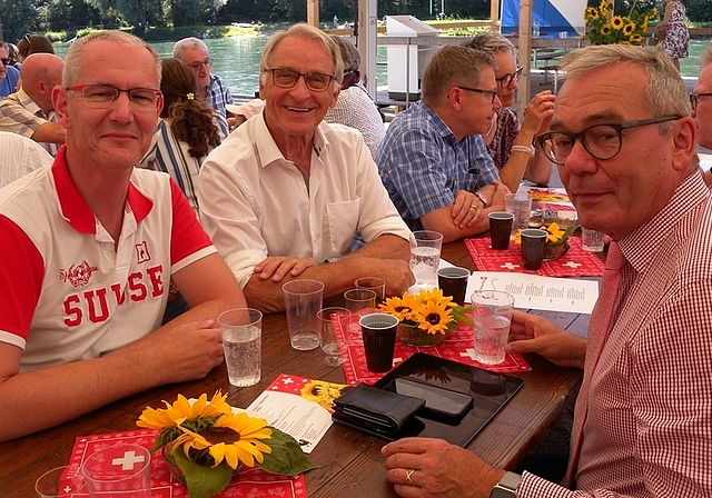 Ständerat Ruedi Noser (rechts) geniesst das gemütliche Zusammensein in Ottenbach, hier mit Kantonsrat Ronald Alder (links) und alt Nationalrat Rolf Hegetschweiler. <em>(Bild Marianne Voss)</em>