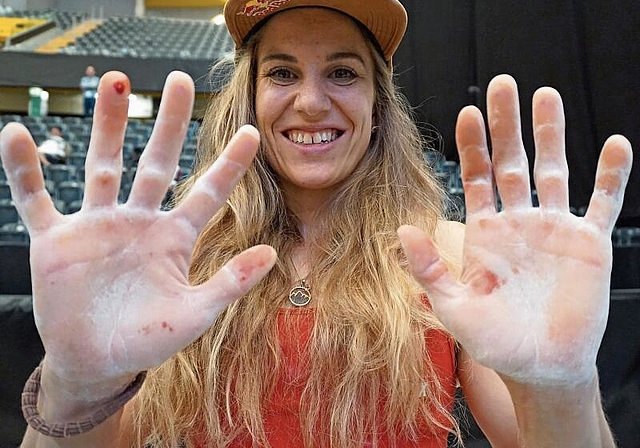 Nach dem Wettkampf: Petra Klingler zeigt ihre vom Klettern geschundenen Hände. (Bild Luc Müller)