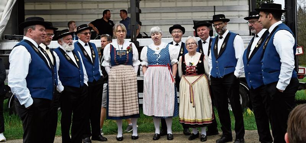 Der Jodlerklub Affoltern (links im Bild) durfte am Schwingfest genauso wenig fehlen wie die Zuger Alphorn-Vereinigung mit Sandra Hugener, Walter Ess 
(ehemaliger Stalliker Gemeindepräsident) und Sepp Felder. (Bilder Werner Schneiter)