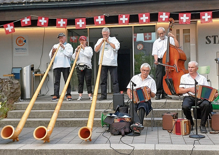 Zur guten Stimmung trugen nicht nur Blumen und Tischdekoration bei, insbesondere die Alphorngruppe Echo vom Röhrliberg und die Fyrabig Musig vermittelten fröhliche Feststimmung. Zur guten Stimmung trugen nicht nur Blumen und Tischdekoration bei, insbesondere die Alphorngruppe Echo vom Röhrliberg und die Fyrabig Musig vermittelten fröhliche Feststimmung.