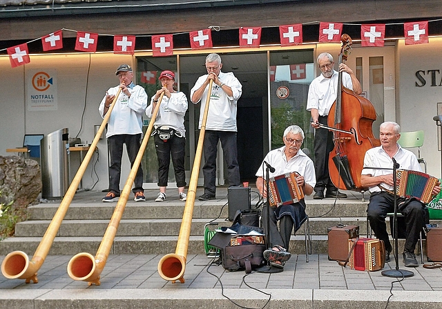 Zur guten Stimmung trugen nicht nur Blumen und Tischdekoration bei, insbesondere die Alphorngruppe Echo vom Röhrliberg und die Fyrabig Musig vermittelten fröhliche Feststimmung.