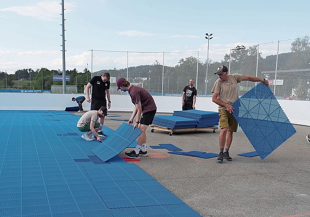 Um Kosten zu sparen, haben die Mitglieder des Streethockey-Clubs Bonstetten-Wettswil (SHCBW) die Kunststoffplatten selbst verlegt. (Bild Claudia Eugster)