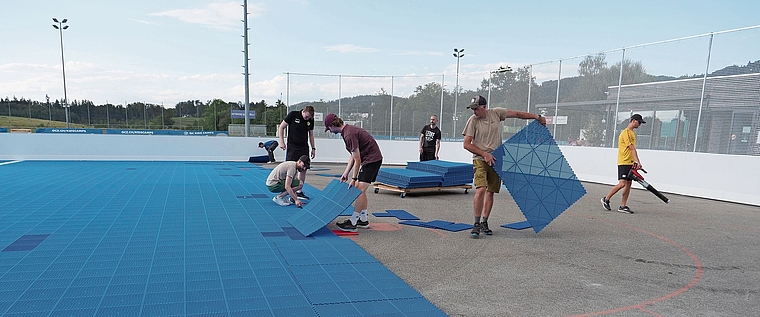 Um Kosten zu sparen, haben die Mitglieder des Streethockey-Clubs Bonstetten-Wettswil (SHCBW) die Kunststoffplatten selbst verlegt. (Bild Claudia Eugster)