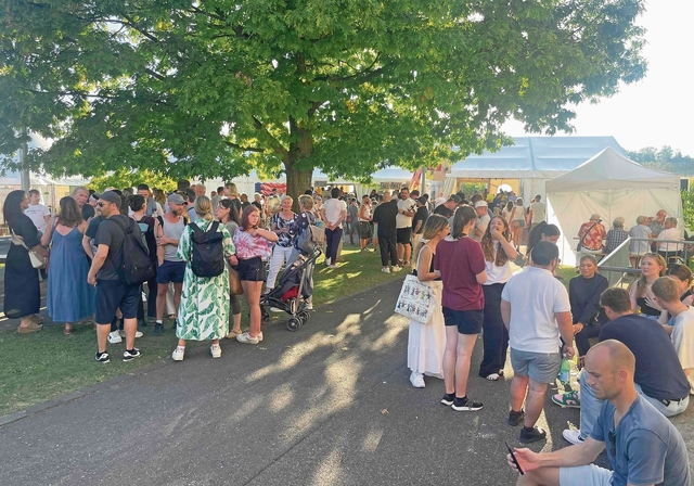 «Zämeträffe, zäme feschte»: Unter freiem Himmel und im grossen Festzelt im Hintergrund wurde das Motto von den Hedingern gelebt. (Bilder Sandra Isabél Claus)