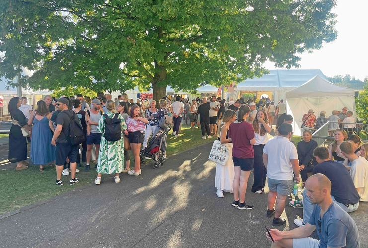 «Zämeträffe, zäme feschte»: Unter freiem Himmel und im grossen Festzelt im Hintergrund wurde das Motto von den Hedingern gelebt. (Bilder Sandra Isabél Claus)