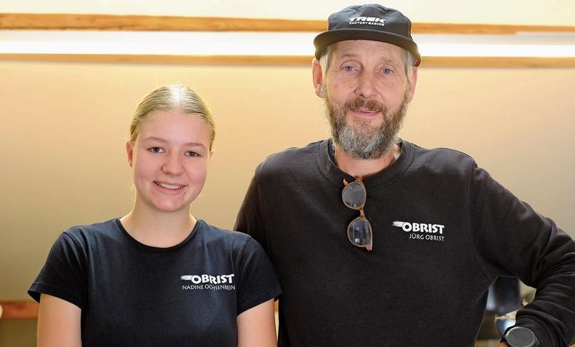 Motorradmechanikerin Nadine Ochsenbein mit Lehrmeister Jürg Obrist. Sie musste an den Swiss Skills fünf Posten absolvieren.