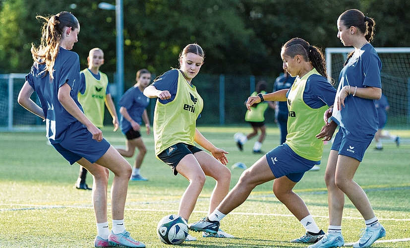 September: Der Mädchenfussball boomt im Amt, nicht erst seit der Europameisterschaft. Im Bild C-Juniorinnen des FC Affoltern beim Training. (Bild Nico Ilic) September: Der Mädchenfussball boomt im Amt, nicht erst seit der Europameisterschaft. Im Bild C-Juniorinnen des FC Affoltern beim Training. (Bild Nico Ilic)