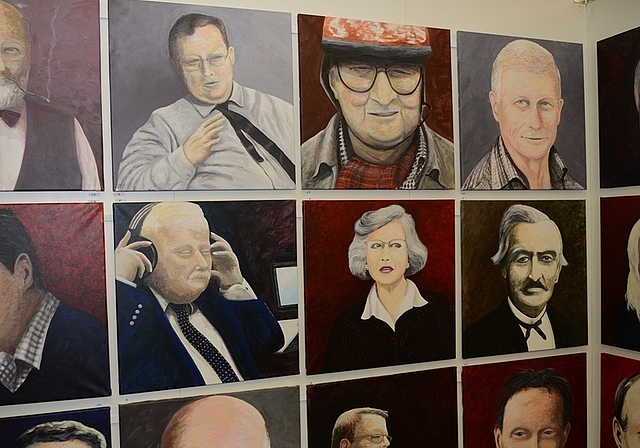 Lokale Prominenz auf Leinwand, porträtiert von Kurt Marending. Diese Bilder liessen die Vernissage-Besucher rätseln, wen sie (er-)kennen. (Bild Andrea Bolliger)