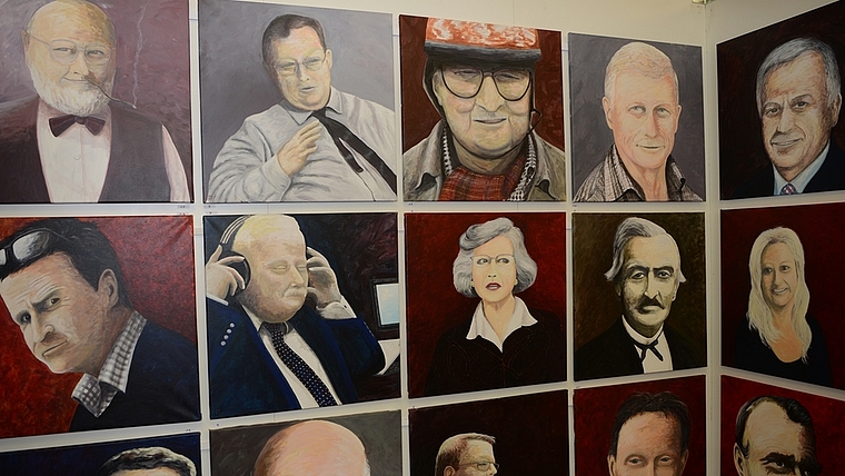 Lokale Prominenz auf Leinwand, porträtiert von Kurt Marending. Diese Bilder liessen die Vernissage-Besucher rätseln, wen sie (er-)kennen. (Bild Andrea Bolliger)