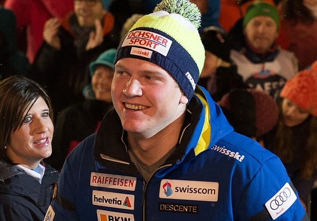 Niels Hintermann auf dem Weg zur Siegerehrung. (Bild Andrea Bolliger)