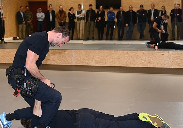 An der Einweihungsfeier des neuen Kapo-Ausbildungsgebäudes wird demonstriert, wie ein renitenter Verbrecher verhaftet wird. <em>(Bild Martin Mullis)</em>