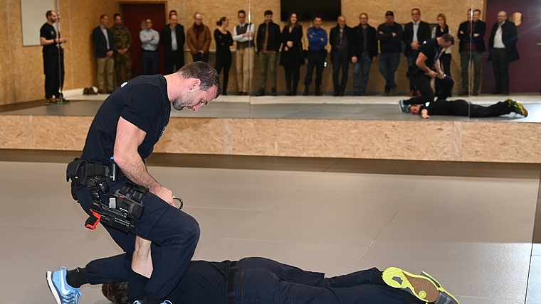 An der Einweihungsfeier des neuen Kapo-Ausbildungsgebäudes wird demonstriert, wie ein renitenter Verbrecher verhaftet wird. <em>(Bild Martin Mullis)</em>