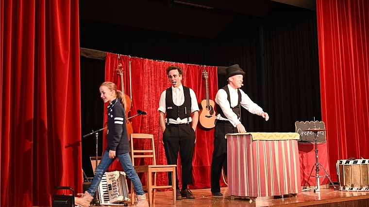 Zirkus in Mini-Format: Gilbert und Oleg riefen auch Kinder auf die Bühne.<em> (Bild Martin Mullis)</em>
