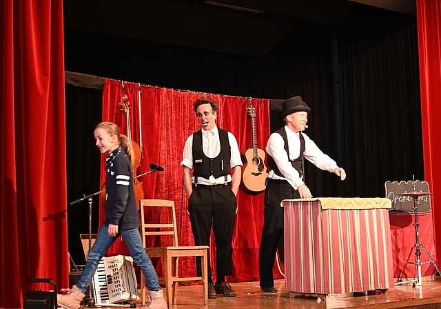 Zirkus in Mini-Format: Gilbert und Oleg riefen auch Kinder auf die Bühne.<em> (Bild Martin Mullis)</em>