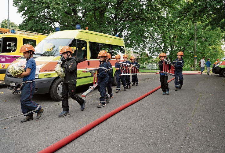 Die Steckleiter wurde in ihren Einzelteilen zum Einsatzort getragen.