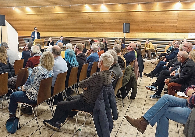 Die Knonauer Stimmberechtigten folgten zweieinhalb Stunden lang mit bemerkenswerter Aufmerksamkeit den oft komplexen Themen und gaben dazwischen ihre Voten ab. (Bilder Marcus Weiss)