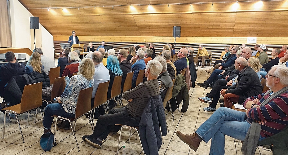 Die Knonauer Stimmberechtigten folgten zweieinhalb Stunden lang mit bemerkenswerter Aufmerksamkeit den oft komplexen Themen und gaben dazwischen ihre Voten ab. (Bilder Marcus Weiss) Die Knonauer Stimmberechtigten folgten zweieinhalb Stunden lang mit bemerkenswerter Aufmerksamkeit den oft komplexen Themen und gaben dazwischen ihre Voten ab. (Bilder Marcus Weiss)