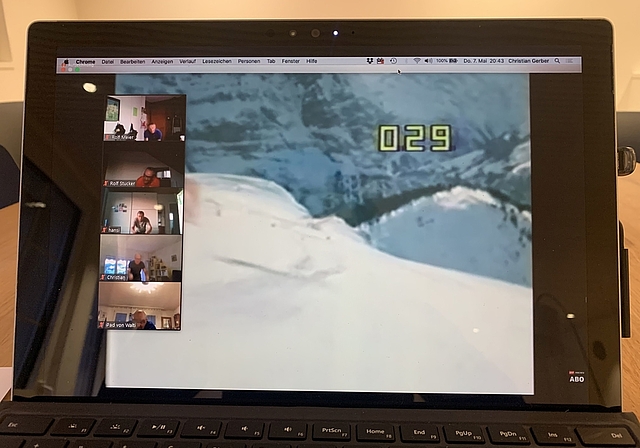 «Und jetzt id Hocki»: In ihrem virtuellen Training vor dem Bildschirm frästen die 23 Turner sogar mit Bernhard Russi die Lauberhorn-Strecke hinunter. (Bild Livia Häberling)