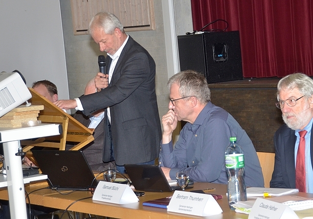 Die Gemeinde Hedingen orientiert die Bevölkerung: Ruedi Fornaro, Samuel Büchi, Bertram Thurnherr und Claude Hafner (von links). (Bild Martin Mullis)