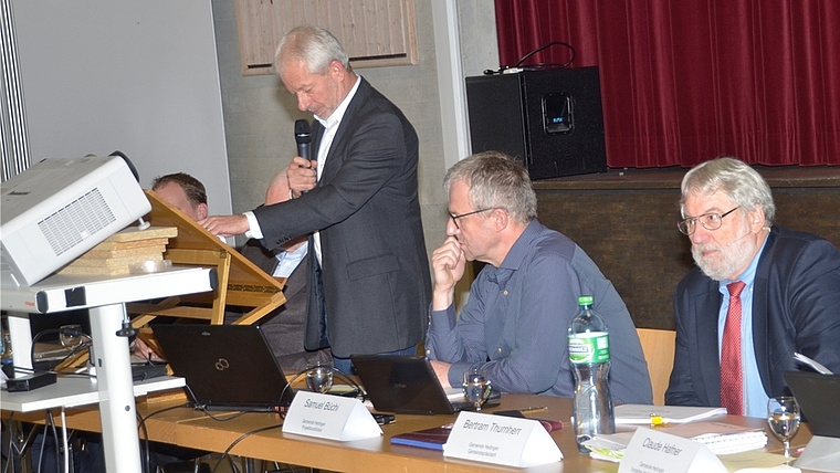 Die Gemeinde Hedingen orientiert die Bevölkerung: Ruedi Fornaro, Samuel Büchi, Bertram Thurnherr und Claude Hafner (von links). (Bild Martin Mullis)