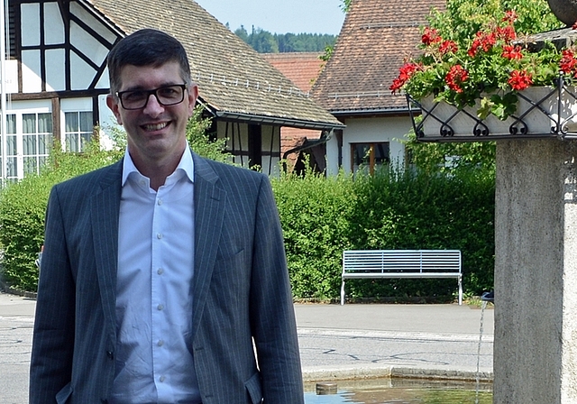 Frank Rutishauser vor dem Bonstetter Dorfbrunnen. (Bild Bernhard Schneider)