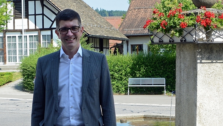Frank Rutishauser vor dem Bonstetter Dorfbrunnen. (Bild Bernhard Schneider)