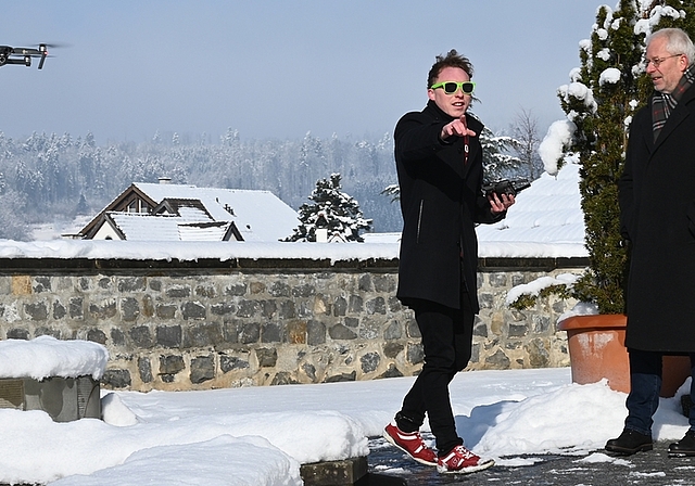 Filmstar Ruedi Fornaro auf dem Film-Set: Kameraassistent Hagen Sluyterman gibt Anweisungen. <em>(Bild Martin Mullis)</em>