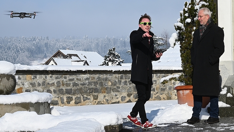 Filmstar Ruedi Fornaro auf dem Film-Set: Kameraassistent Hagen Sluyterman gibt Anweisungen. <em>(Bild Martin Mullis)</em>
