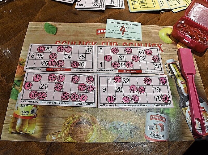 Zur Ausrüstung von Lotto-Fans zählt neben eigenen Spielchips auch ein Magnetstab, um die Plättchen nach dem Spiel mit einem Wisch einzusammeln.