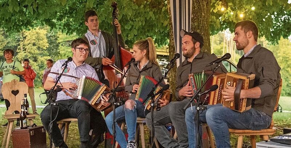 Die «Hopfenmandliörgeler» begleiteten den Abend in Mettmenstetten. (Bild Nico Ilic)