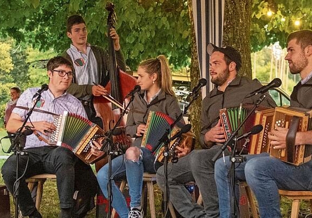 Die «Hopfenmandliörgeler» begleiteten den Abend in Mettmenstetten. (Bild Nico Ilic)