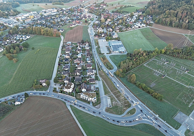Diese Aufnahme ist an einem Dienstag nach 7 Uhr entstanden. Zu sehen sind die beiden Zufahrtsstrassen, die von Obfelden durch das Dorf (linker Bildbereich) und via Überdeckung Bickwil zur Autobahnquerung führen. (Bild CH Media)