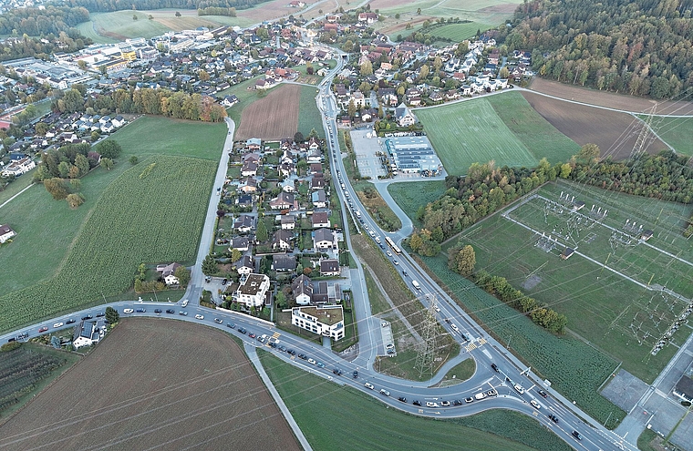 Diese Aufnahme ist an einem Dienstag nach 7 Uhr entstanden. Zu sehen sind die beiden Zufahrtsstrassen, die von Obfelden durch das Dorf (linker Bildbereich) und via Überdeckung Bickwil zur Autobahnquerung führen. (Bild CH Media)