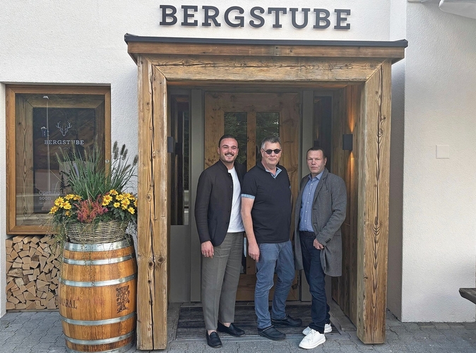 Fabian Fry, Direktor der Hotel Uto Kulm AG, mit Wirt Dirk Luttmann und dem Strategieverantwortlichen Benjamin Styger vor dem neuen Restaurant Bergstube.  (Bild Amélie Schneider)