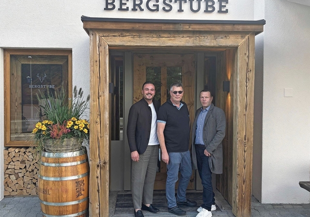 Fabian Fry, Direktor der Hotel Uto Kulm AG, mit Wirt Dirk Luttmann und dem Strategieverantwortlichen Benjamin Styger vor dem neuen Restaurant Bergstube.  (Bild Amélie Schneider)