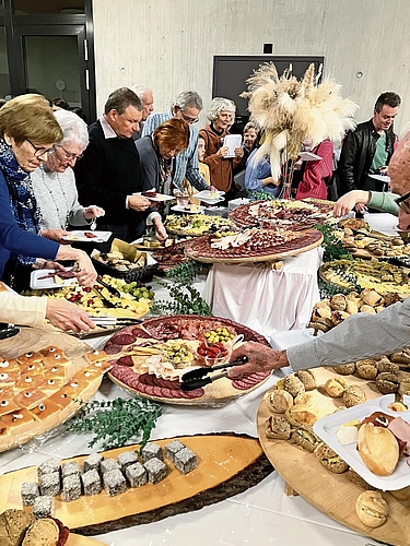 Das Buffet ist eröffnet: Beim Essen kam der Austausch untereinander natürlich nicht zu kurz. (Bilder Marianne Voss)
