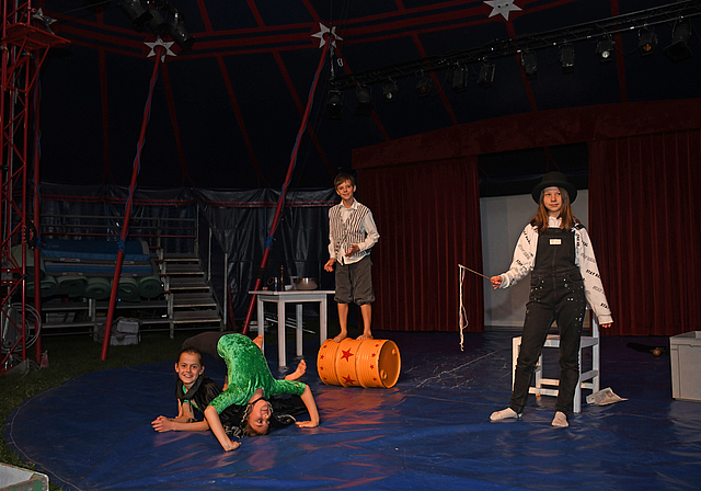 Sie haben fleissig trainiert und sind bereit für die Show: die beiden Trapez-Artistinnen Elin (1.v.l.) und Amélie, Fassläufer Ivo und Zauberin Antonia. (Bild Livia Häberling)