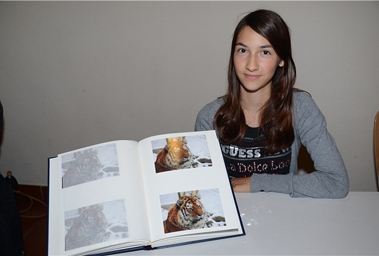Ein edles Fotoalbum: Tiernärrin Janina Schoch zeigt ihr Werk. (Bilder Martin Mullis)
