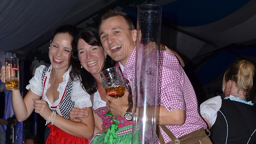 Der Bier-Nachschub steht auf dem Festbank bereit.
Der Bier-Nachschub steht auf dem Festbank bereit.