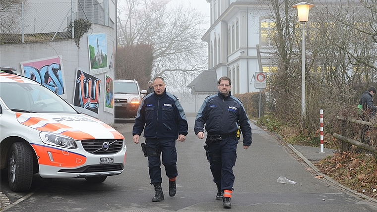 Werden auch weiterhin in Obfelden patrouillieren: Die Kommunalpolizisten Marco Hobi (links) und Christian Hardmeier vor der Schulanlage Chilefeld. (Bild Bernhard Schneider)